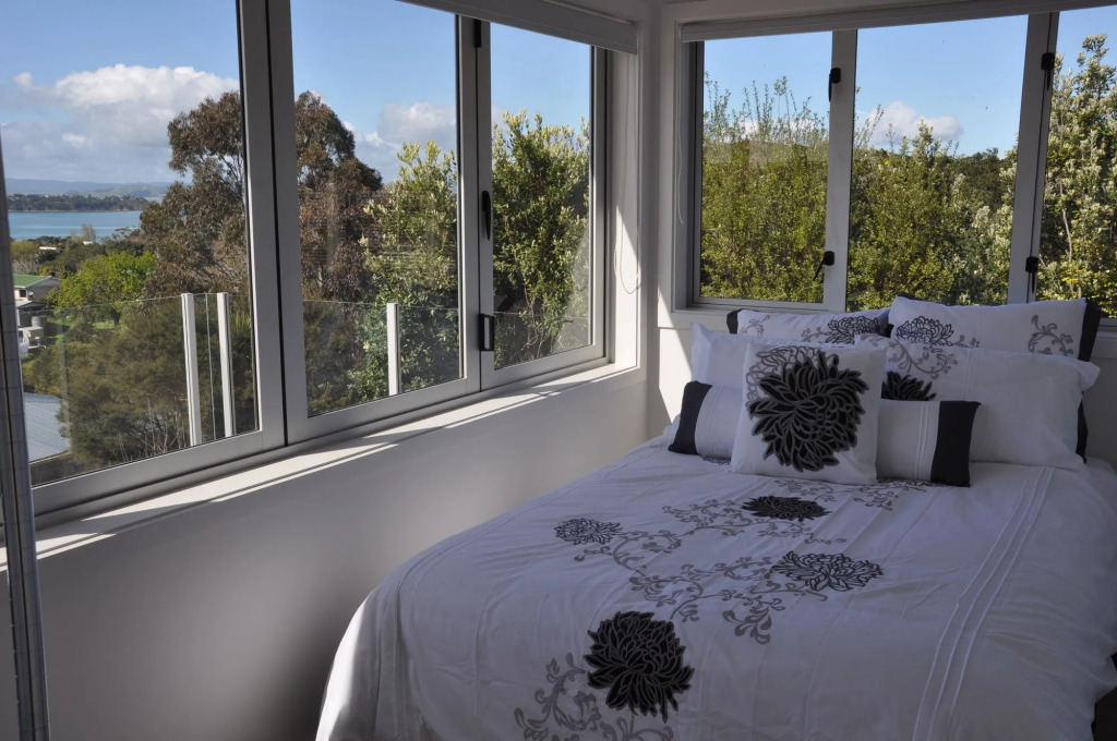 Tiri Cottage - Sea Views in Oneroa by Waiheke Unlimited