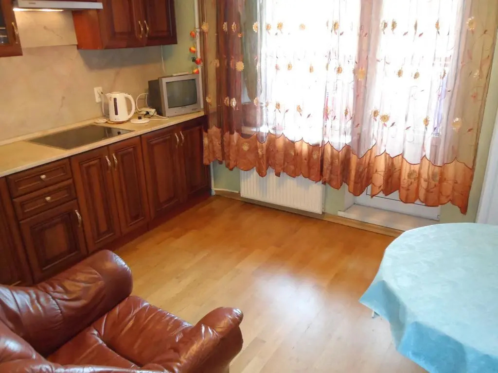 At Moskovskaya Metro Apartment