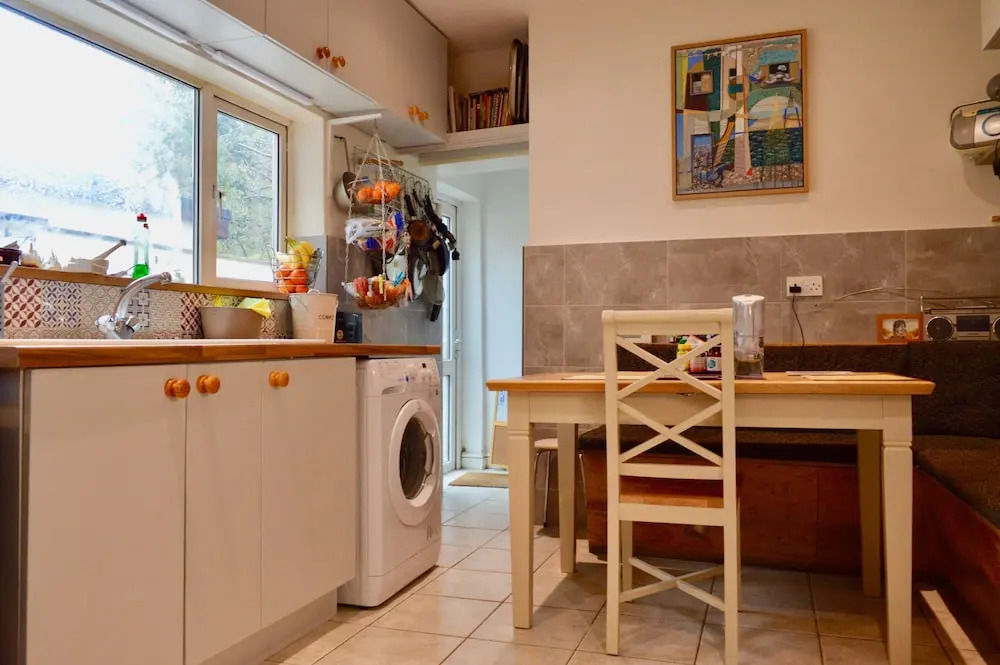 2 Bedroom House in Popular Bristol Neighbourhood