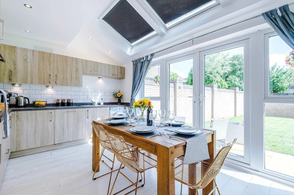 Perfect Riverside Home in Manchester Free Parking