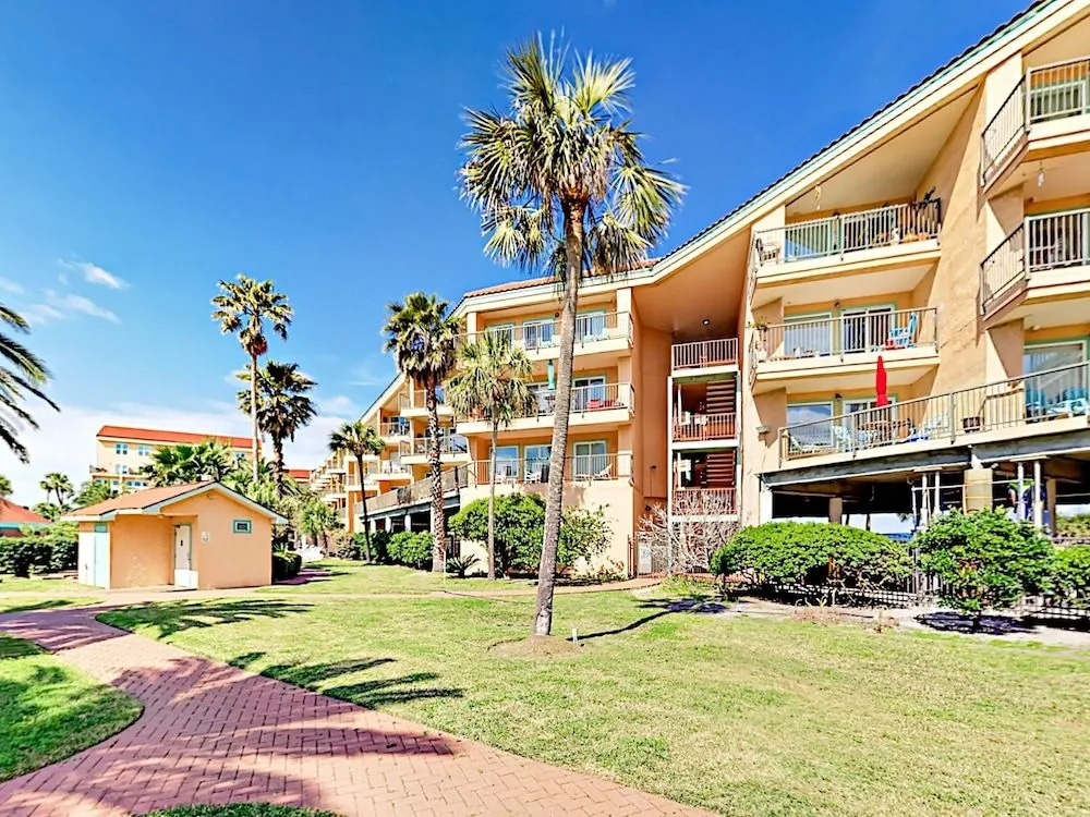 Beach-View Galveston Seawall Condo - 2 Br condo by RedAwning