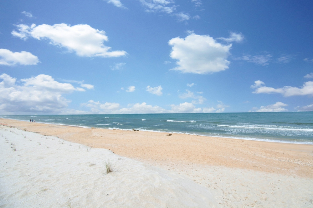 Newly Decorated Ground-floor Suite Steps From Beach and Pool W/views, Wifi
