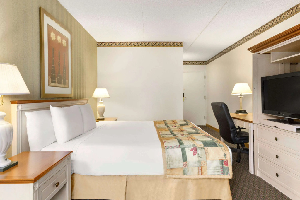 Travelodge by Wyndham Owen Sound ON