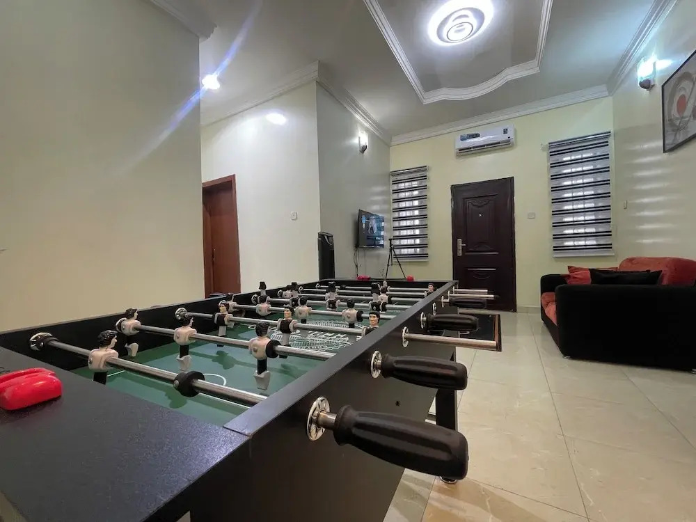 Luxury 4 BR Apt w Parking, Magodo Estate