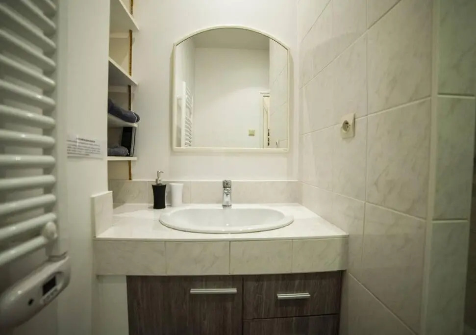 L'île d'Olive, appartement entier 2 à 4 personnes terrasse 25 m2 Besançon, proche CV, Micropolis et CHU