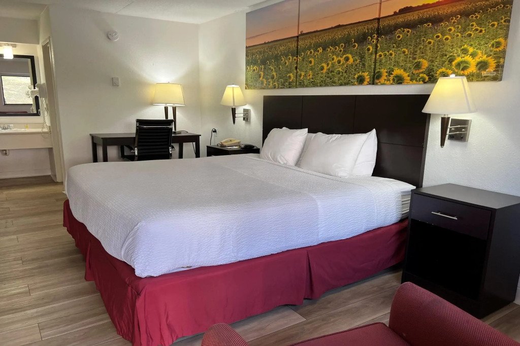 Days Inn by Wyndham Overland Park/Metcalf/Convention Center