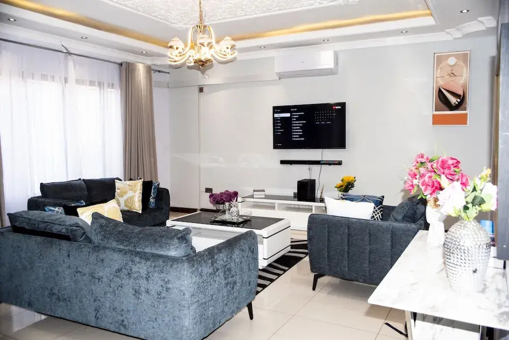 Lusaka Luxe - Your Private Oasis Awaits in the Heart of Zambia