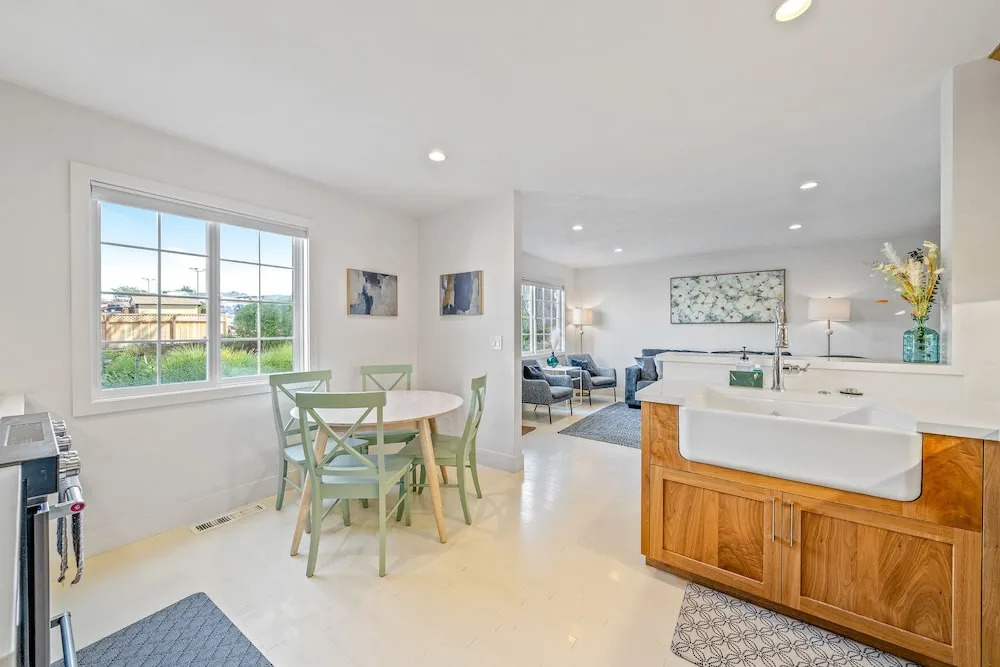 Your Dream Seaside Vacation! Charming 2 BDR Home