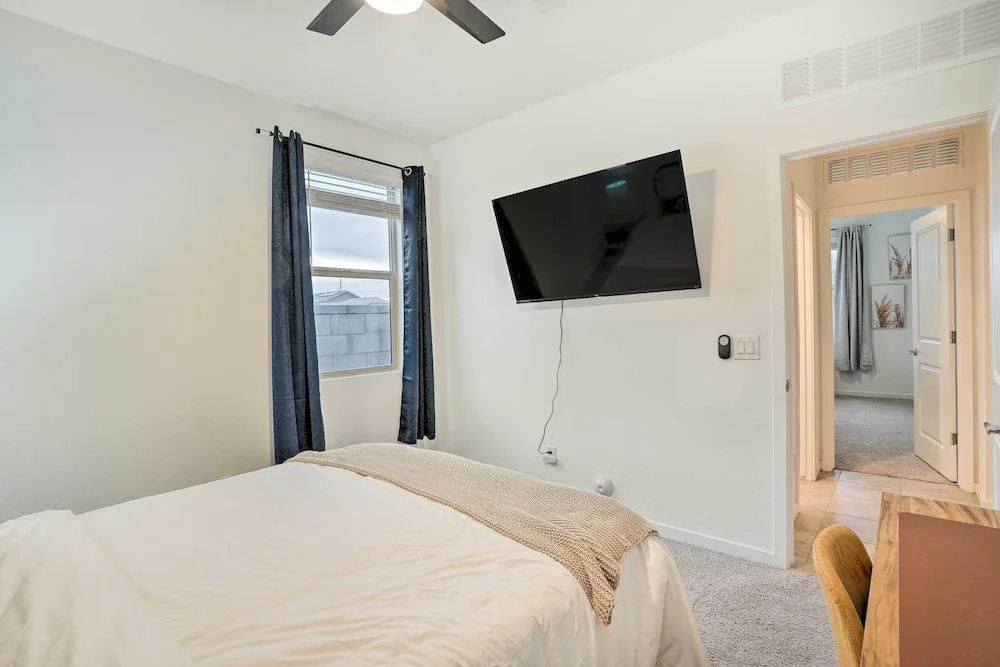 New-build Glendale Home w/ Hot Tub + Putting Green