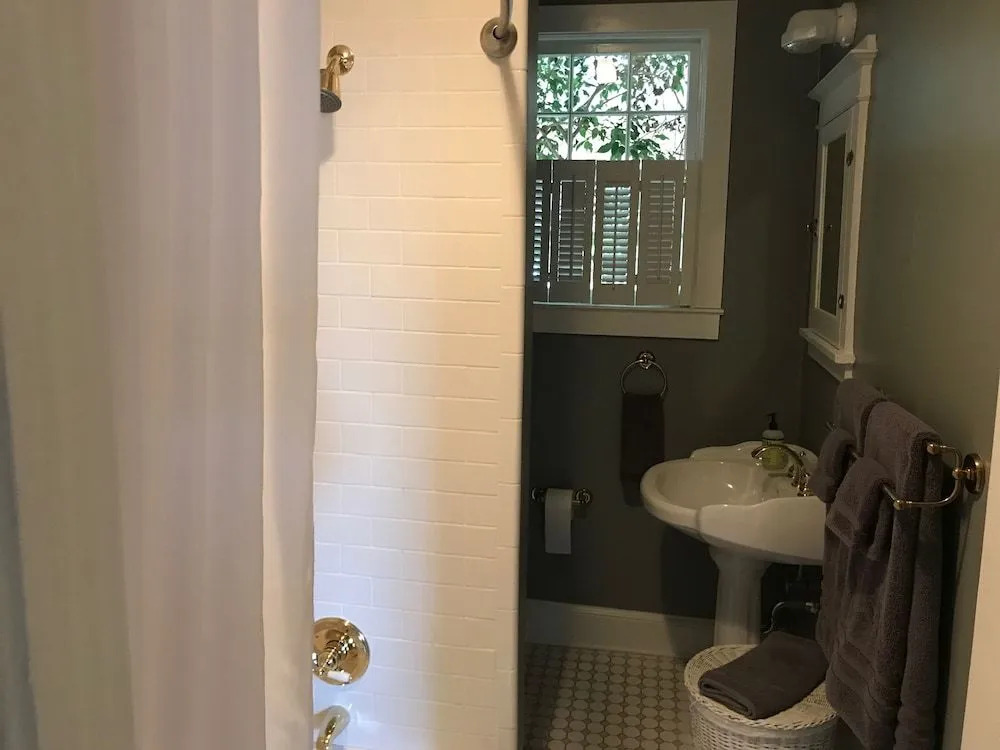 Charles Bass House Bed & Breakfast