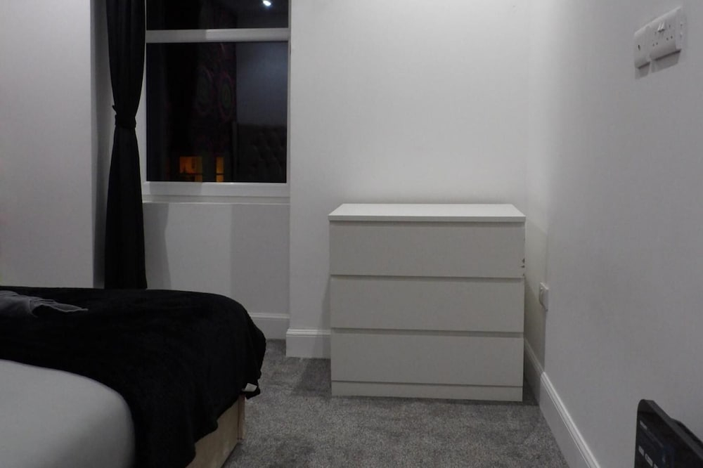 2bed Apt Sleeps 4-near Meadows Park, Parking, Wifi