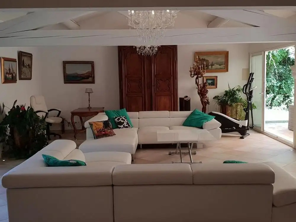 Villa in an Idyllic and Relaxing Setting Near Orange