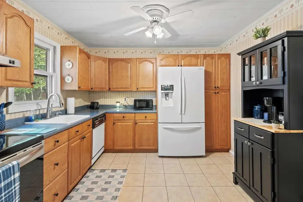 Walk to the Lake Firepit and Sunroom Tomhickon