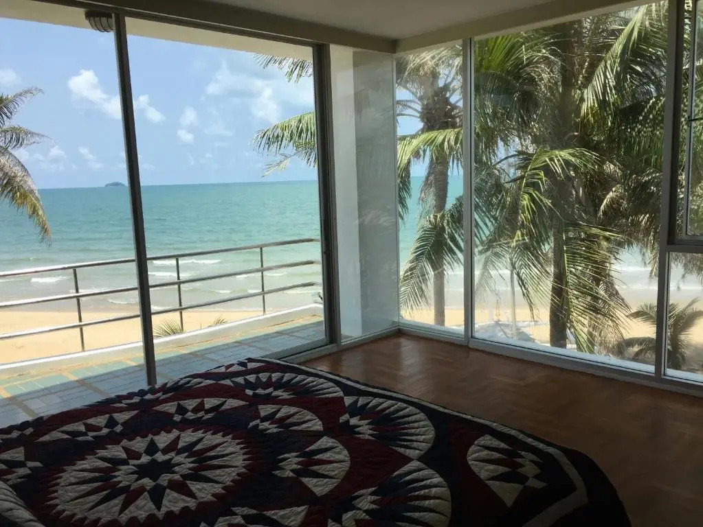 Private Beach Front 5 Bedrooms House