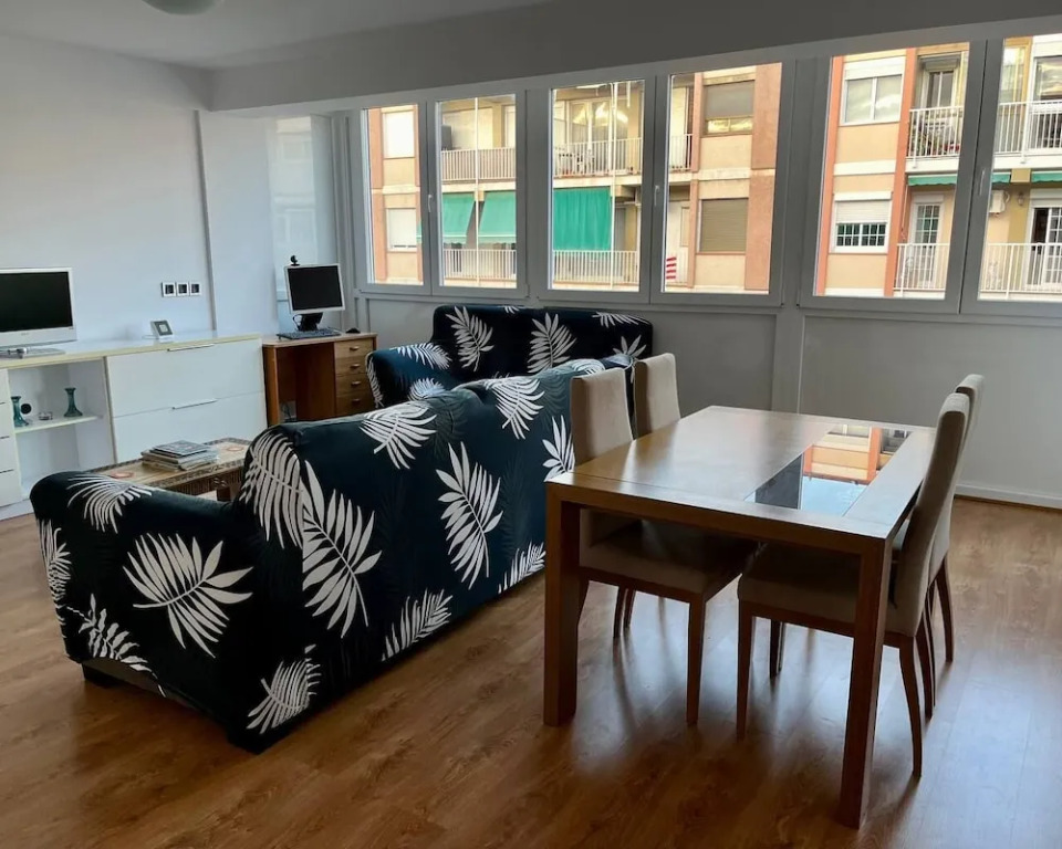 Amplio apartamento cerca FIRA y Centro