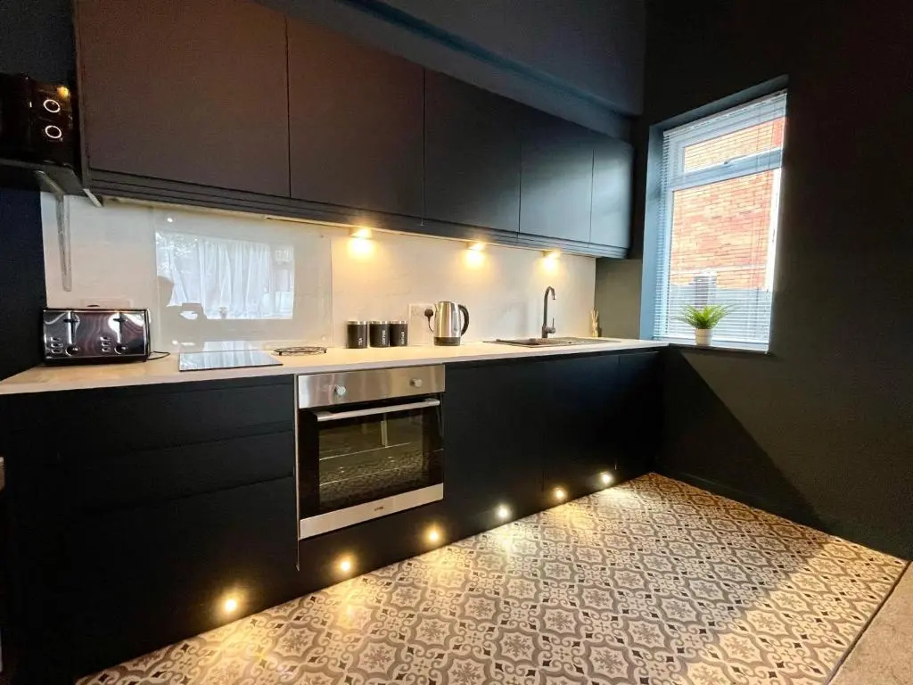 Stunning & Stylish 2 Bedroom Apartment! - 5 Minute Walk to the Best Beach! - Great Location - FREE Parking - Netflix - Fast WiFi - Smart TV - Newly decorated - sleeps up to 4! Close to Bournemouth & Poole Town Centre & Sandbanks