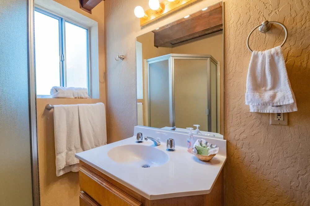 Moonridge Manor - Very Lovely Cabin In A Quiet Neighborhood With An Amazing Hot Tub! 4 Bedroom Home