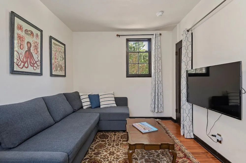 Garden Cottage - Miramar Beach With Shared Deck