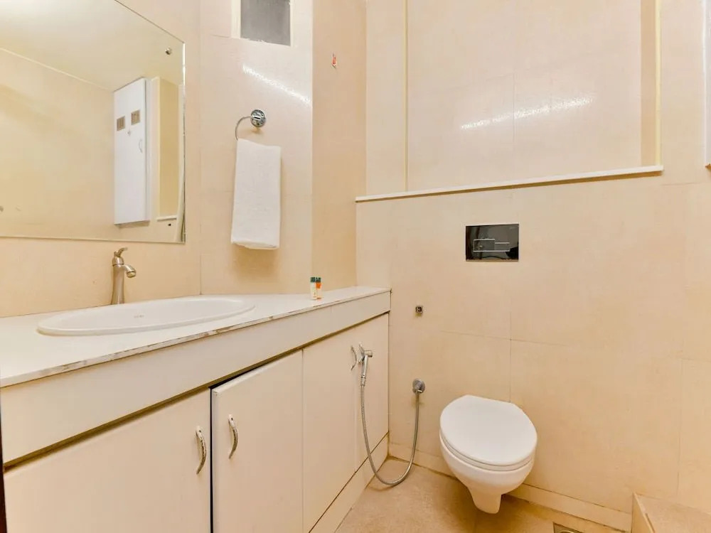 OYO 16663 Plaza Suites Hotel