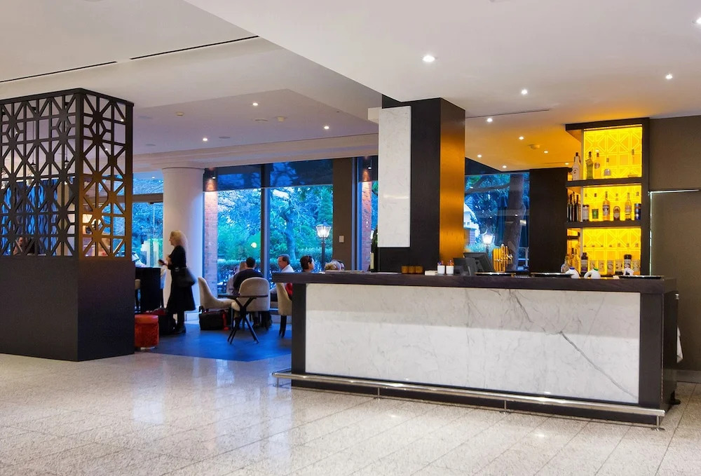 QV Deluxe Waterside Apartment - 851