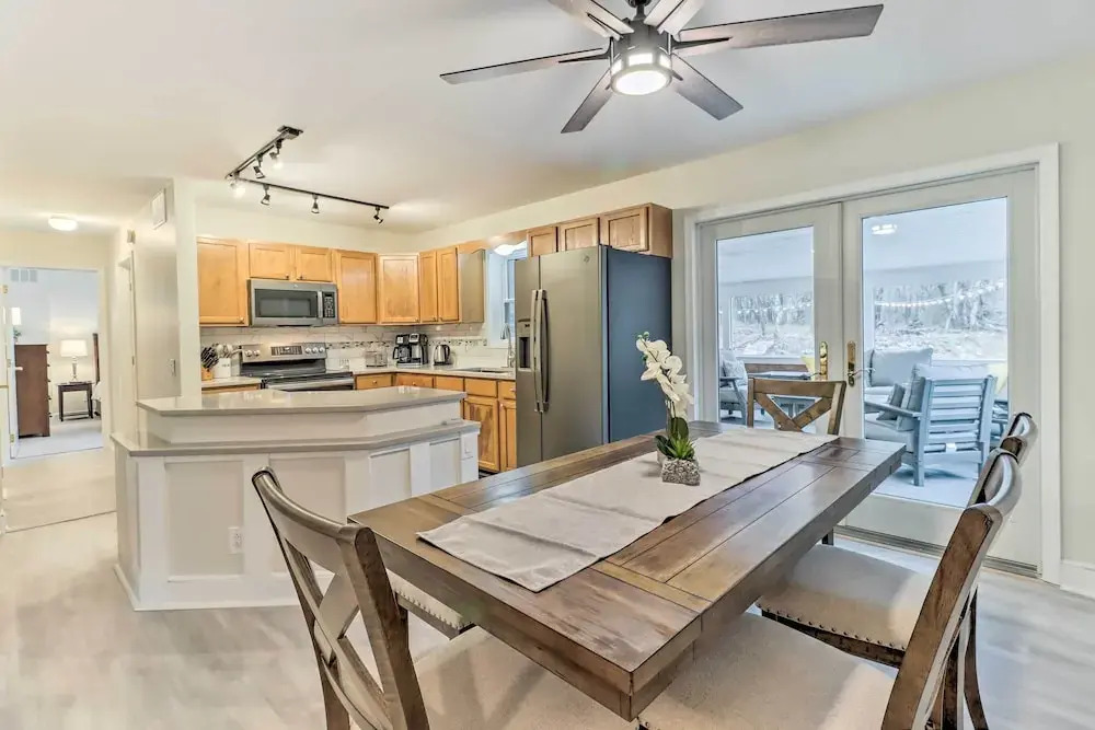 Blakeslee Home w/ Private Hot Tub, 5 Mi to Skiing