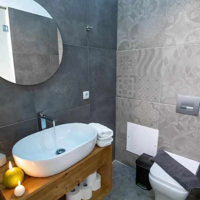 Elegant new villa,with pool,BBQ, ping pong table & gym facilities, just 2km from the town!