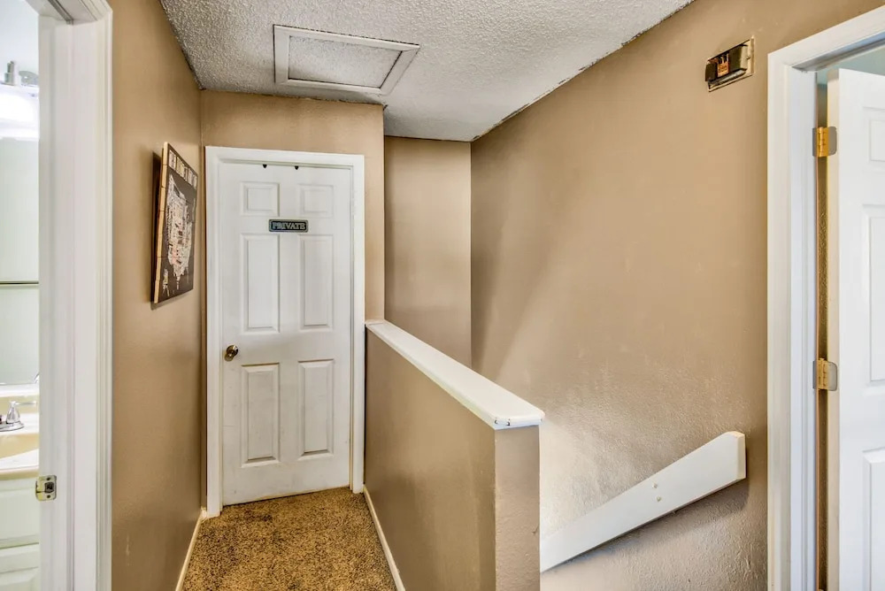 4 BR Country Home In Suburbs W/trails & Parks