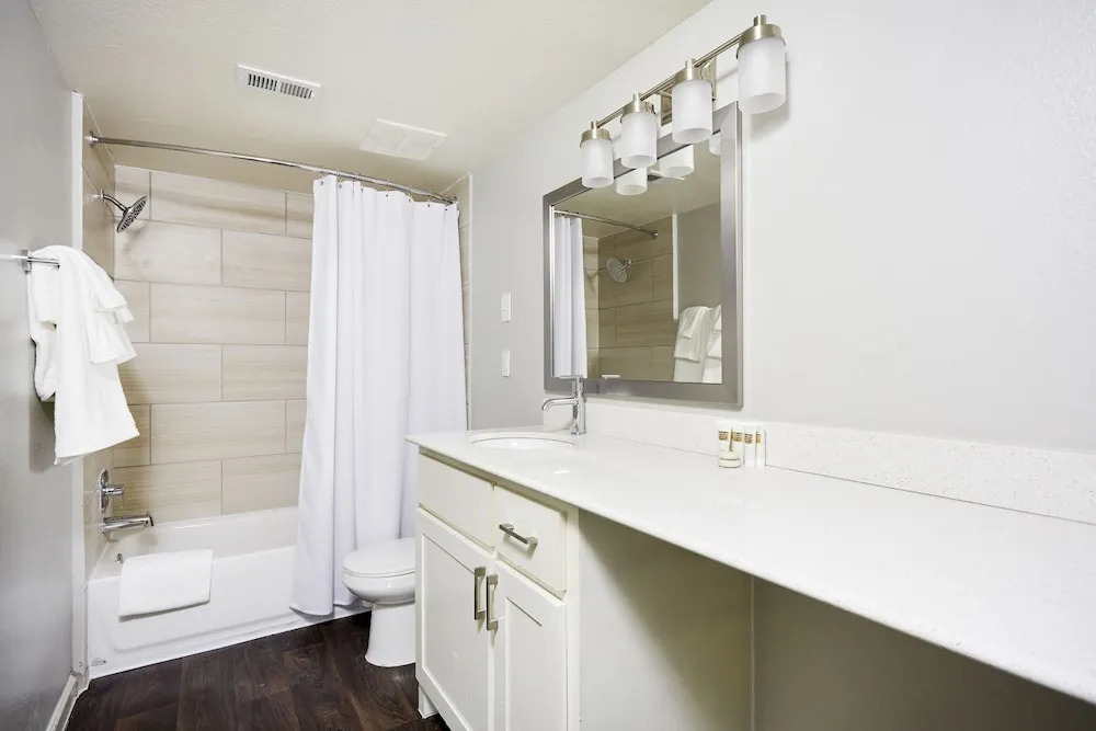 Deluxe Braeswood Place Suites by Sonder