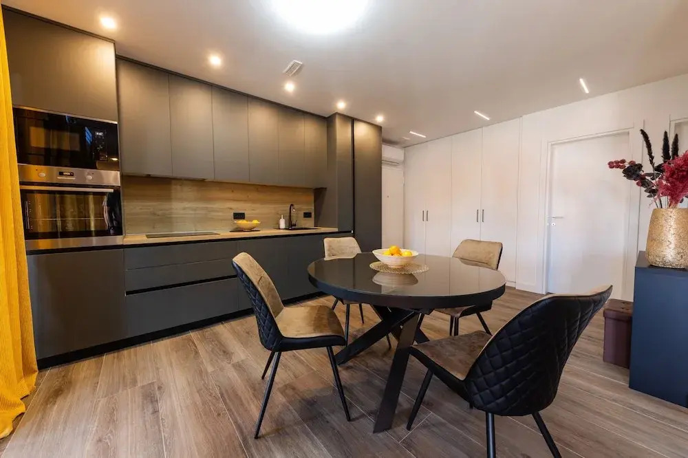 Orange Apartment - Okrug Gornji Seaside Retreat