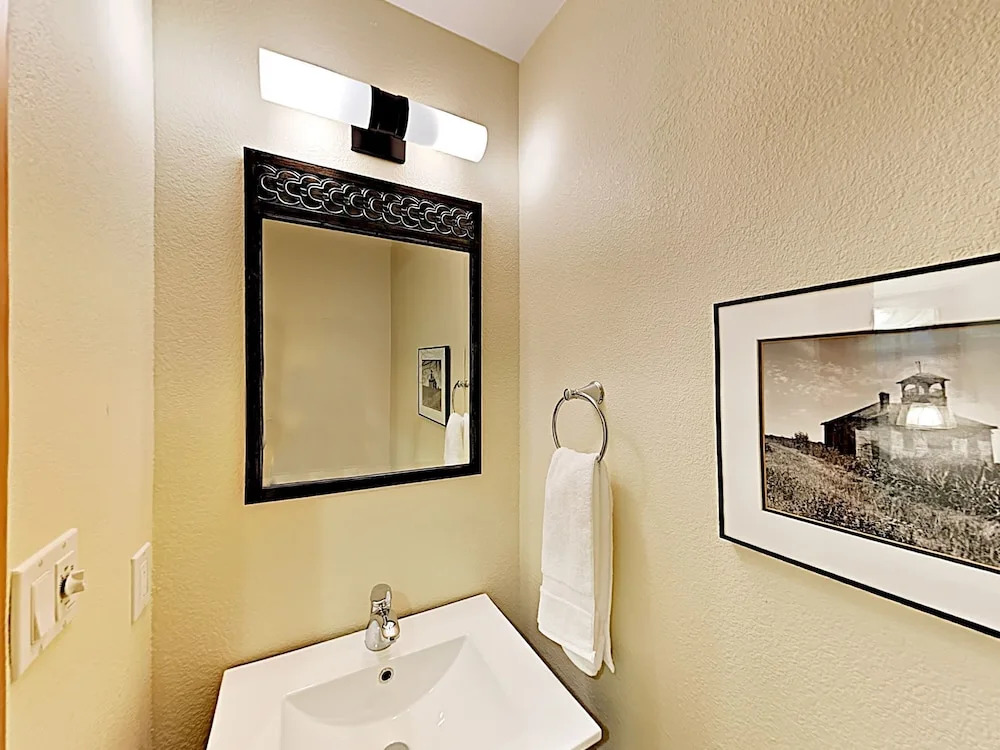 New Listing! Vail Valley Escape, Shuttle To Slopes 3 Bedroom Townhouse
