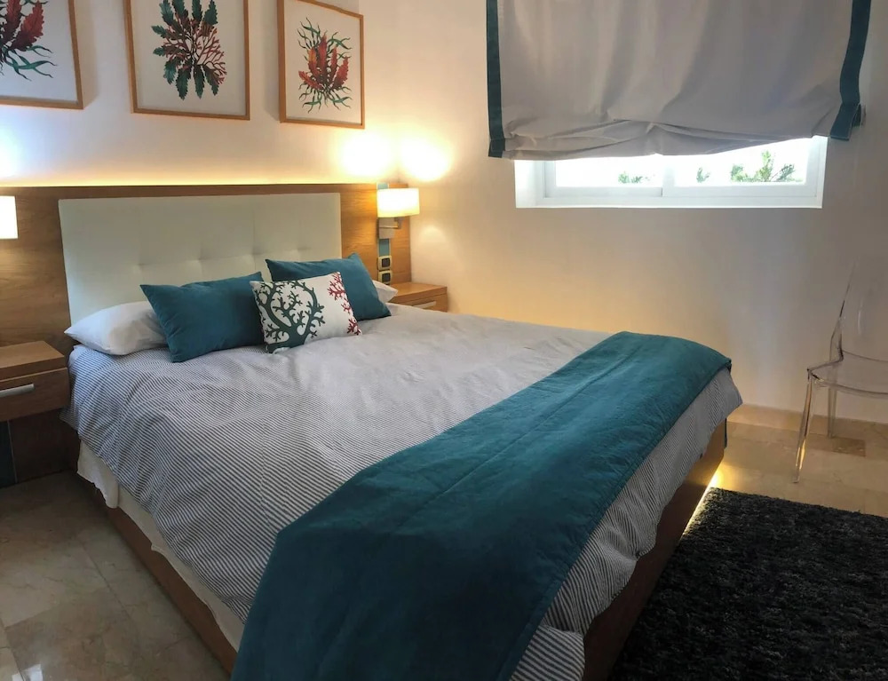 2 Bedroom swim-up Cana Rock