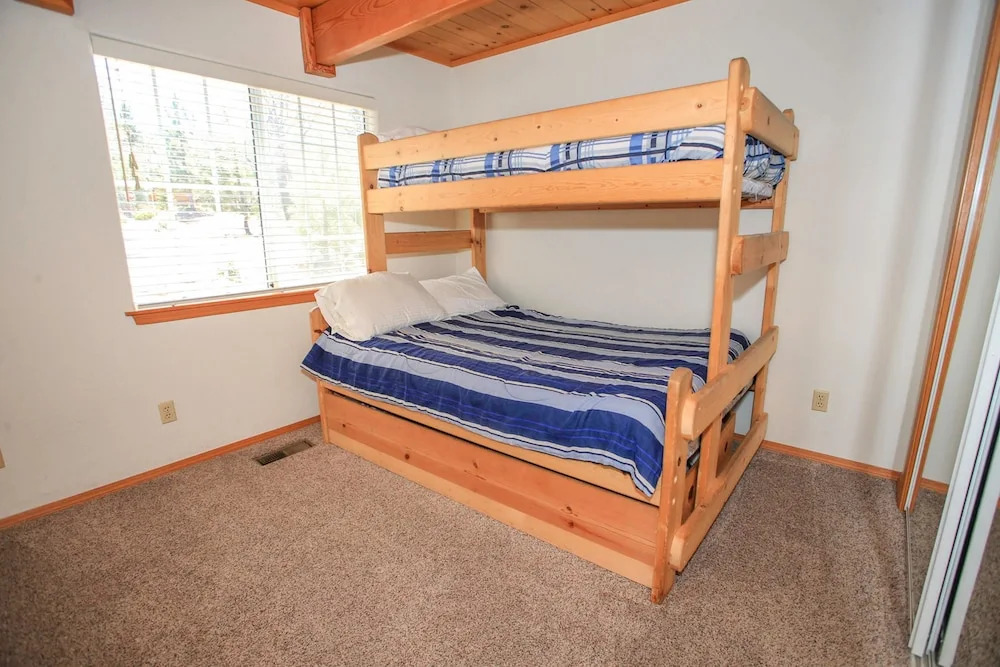 Crescenta Heights by Big Bear Cool Cabins