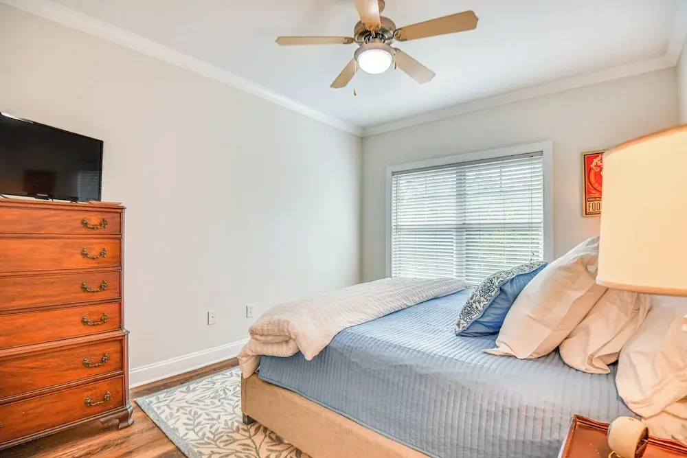 1 Mi to Uga: Charming Athens Condo w/ Balconies!