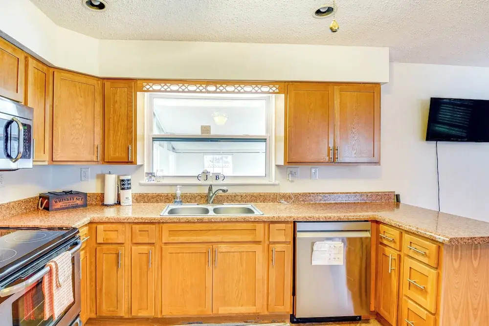 Ormond Beach Family Home: Walk to Ocean!
