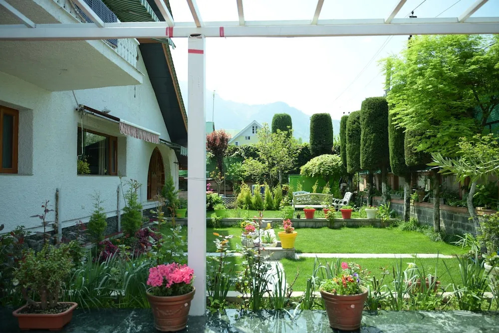Tree of Life Lakeside Cottage, Srinagar