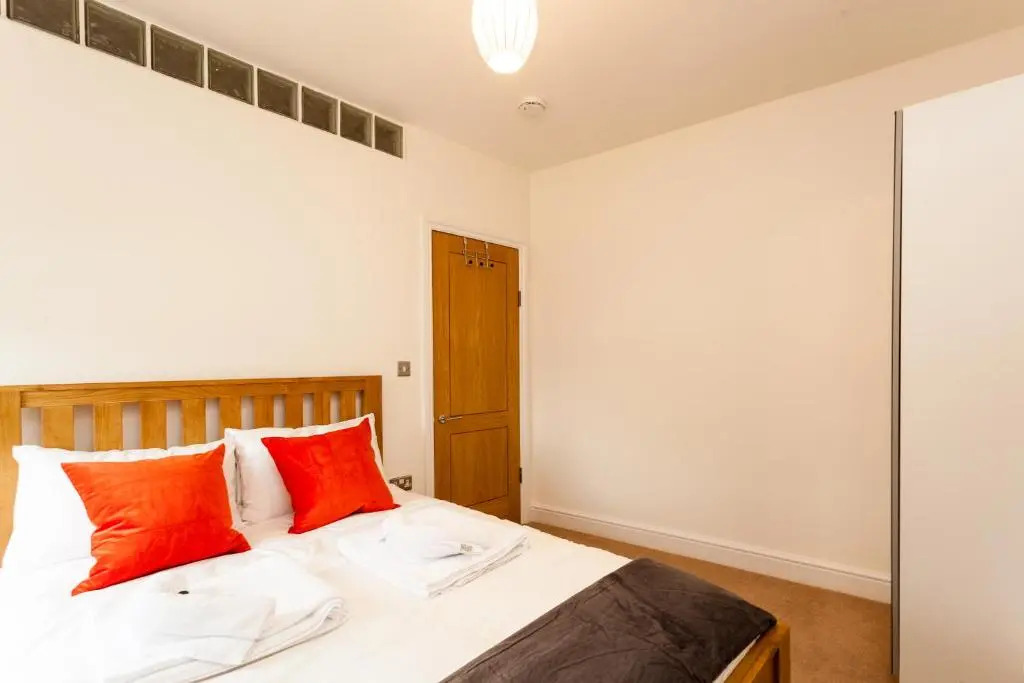 Redhill Garland- 1 bed 1 bath self contained ground floor flat