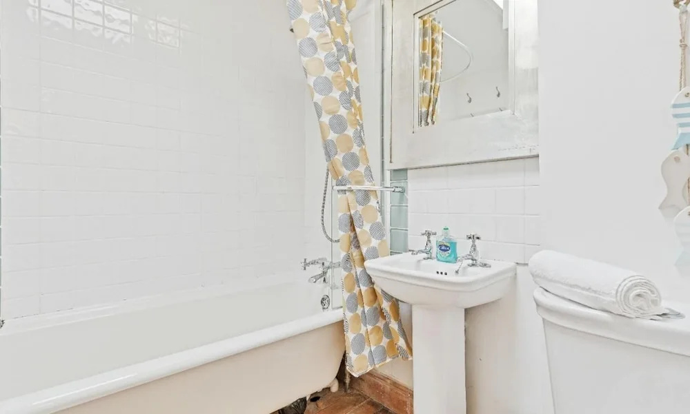 Pebble Mews House - Sleeps 6 to 8 Guests