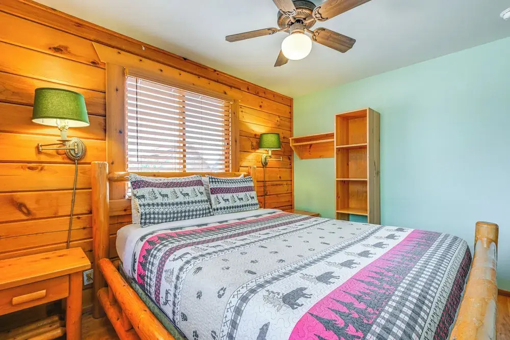 Resort Cabin w/ Lake Access in Central Warrens!