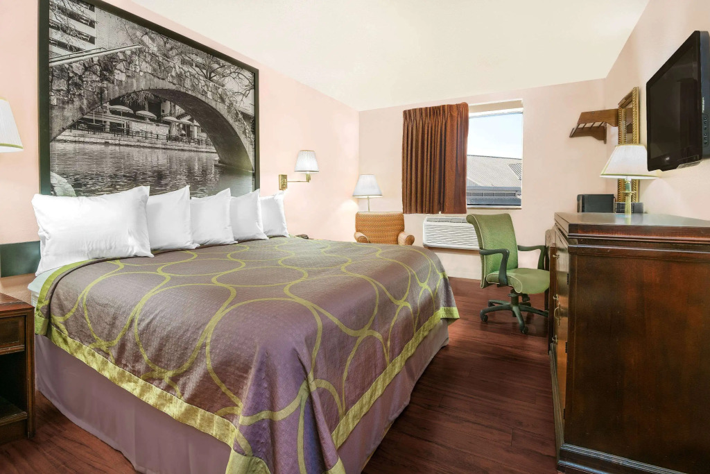 Super 8 by Wyndham San Antonio/I-35 North