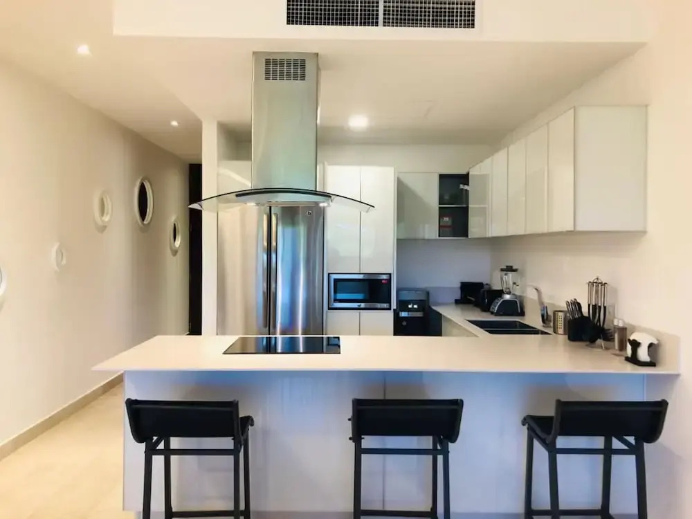 Full Stylish 2BR apartment in heart of town by Happy Address