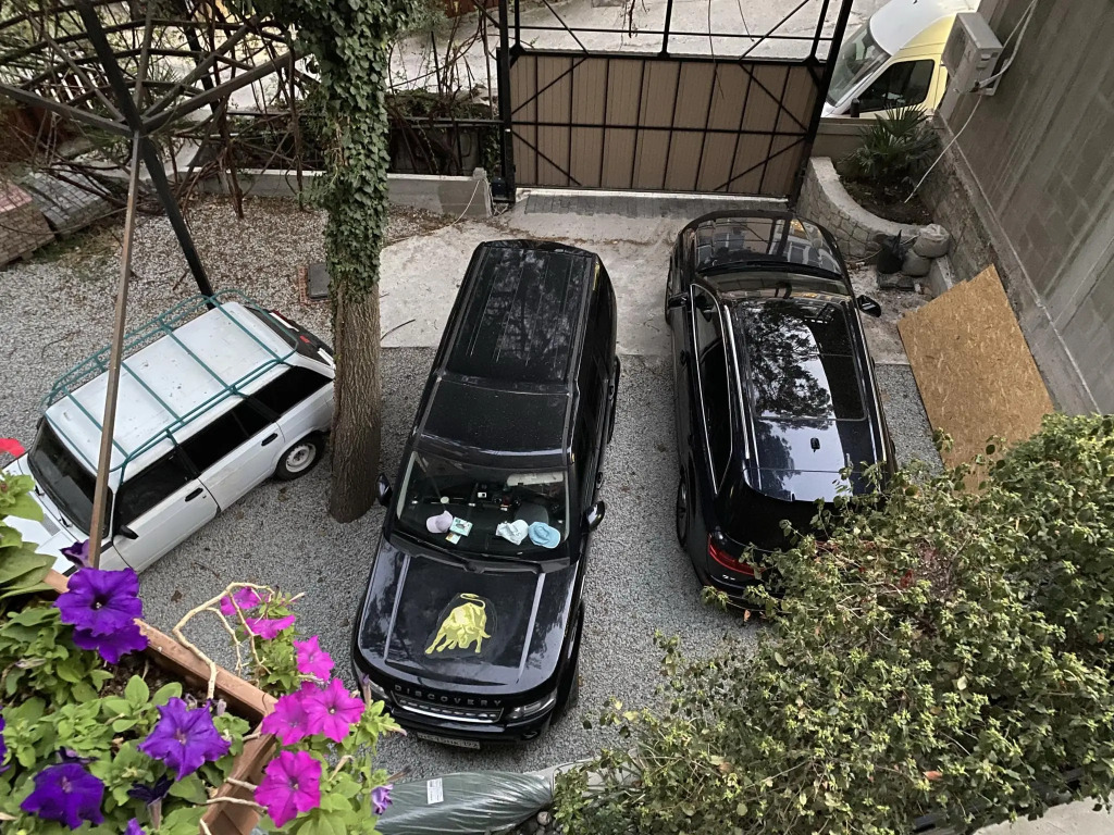 Август