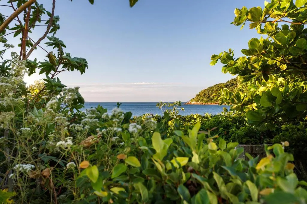 Apartamento com 4 suítes pé na areia
