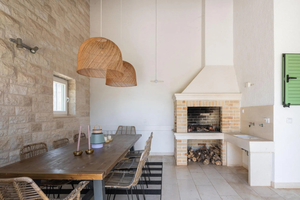 Sina in Splitska with 4 bedrooms and 3 bathrooms