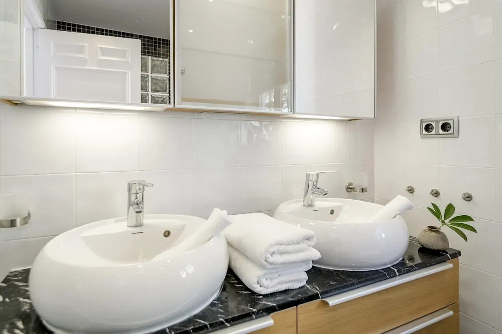 LCM - Modern 3 bedroom apt with stunning views