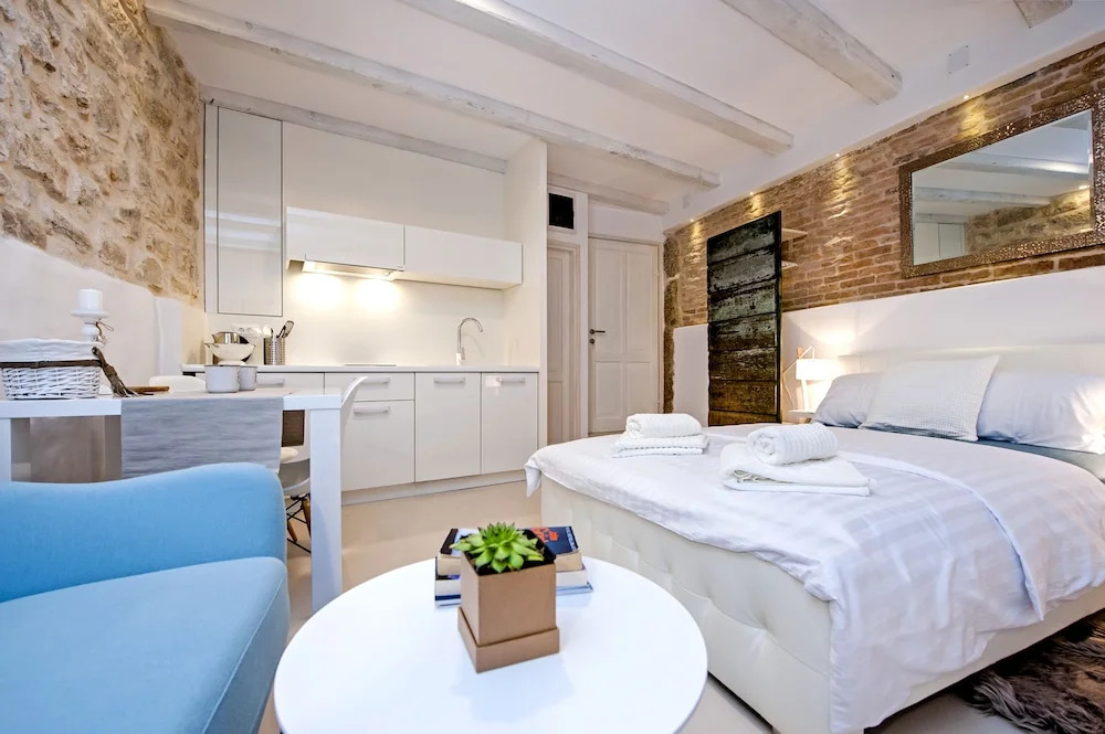 Luna Rooms and Studios