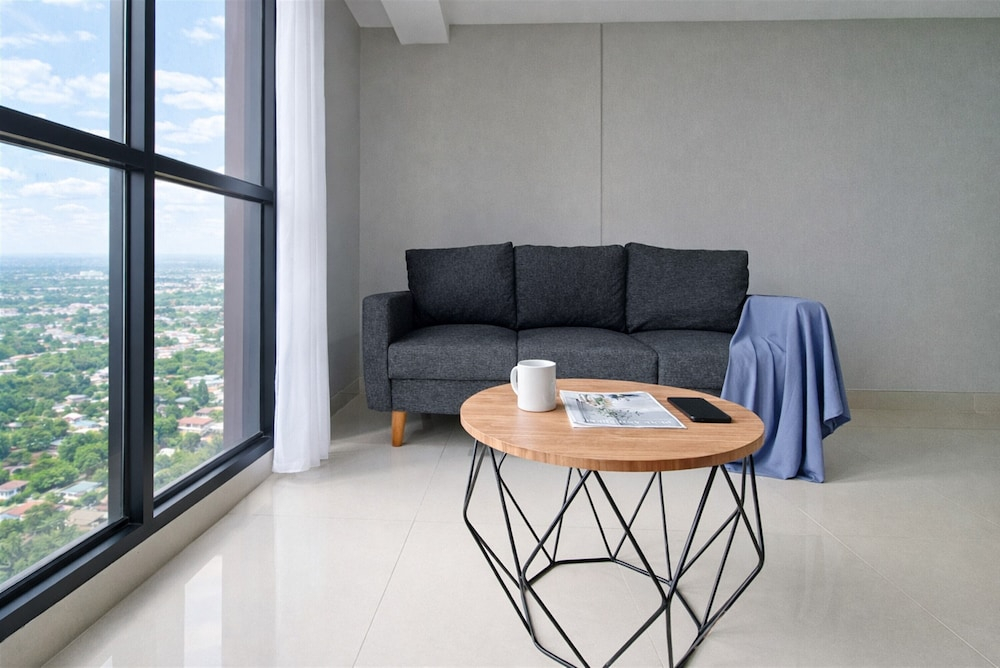 Homey And Spacious 3Br With City View At Apartment The Ayoma