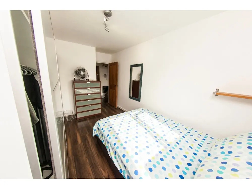Bright and Spacious Flat Near Borough