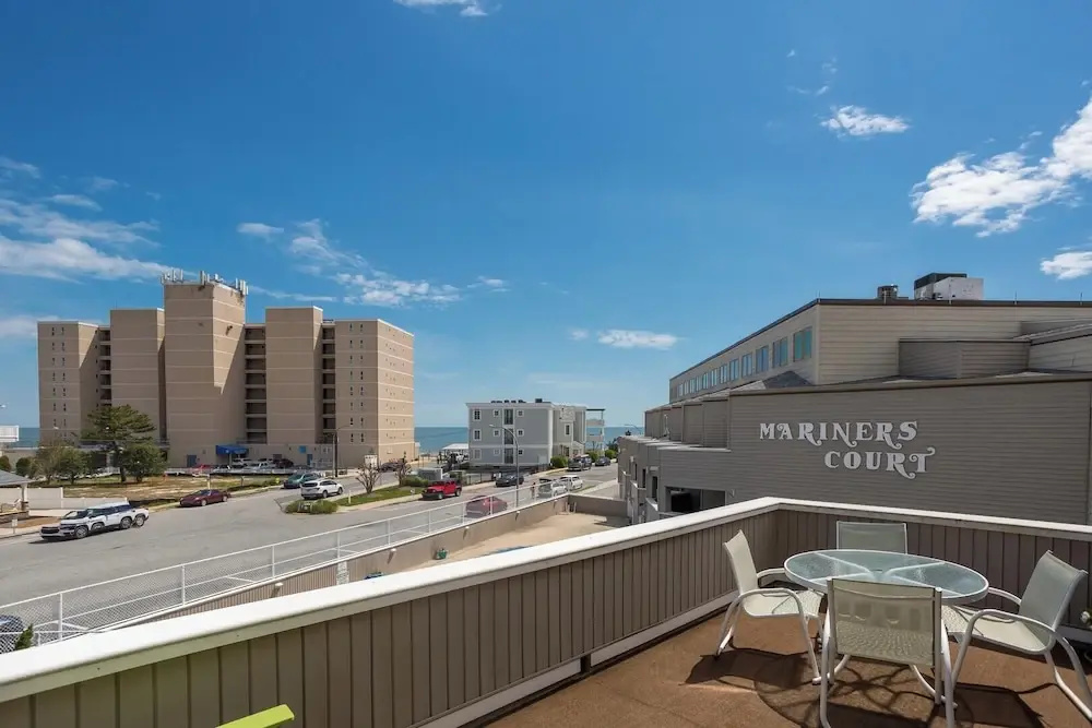 Mariners Court 204