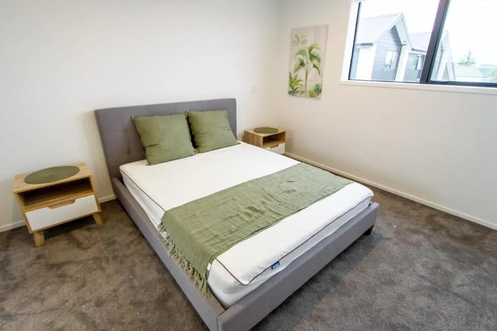 2 bed Central Addington w/Park