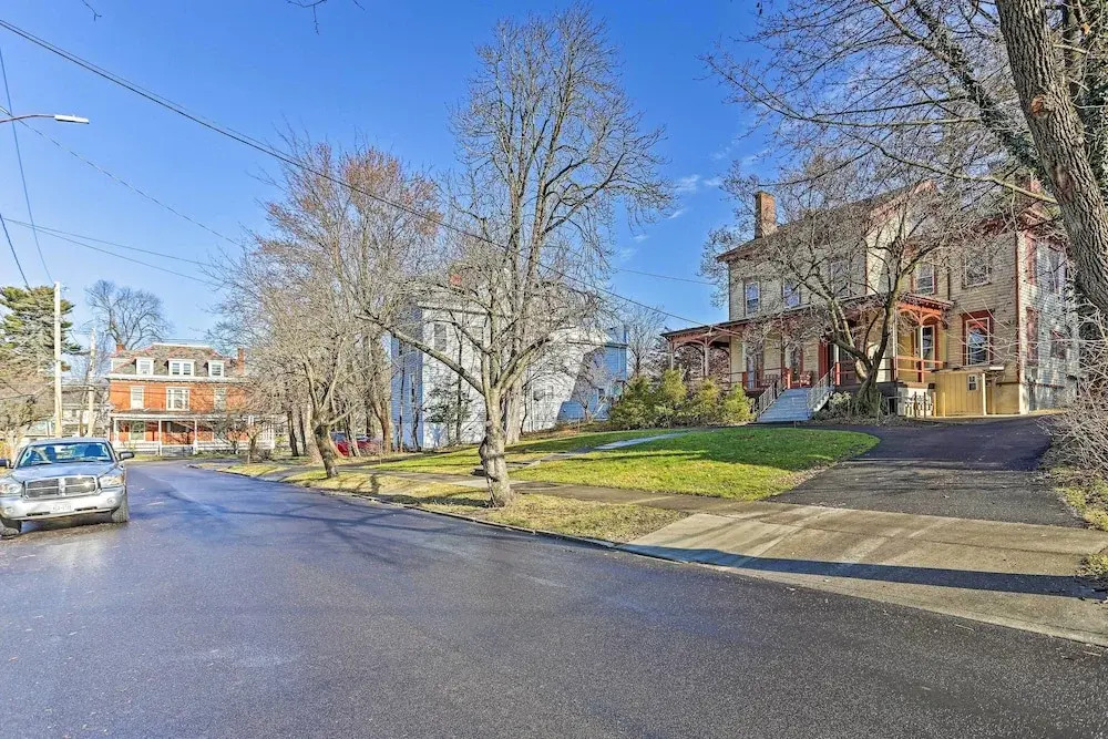Centrally Located Apt in Victorian Mansion!
